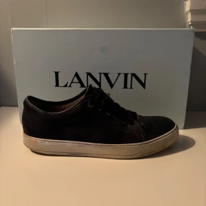 Lanvin skor - Säljer dessa tvär feta lanvin Paris skor!🔥 skorna är i storlek uk 6 men passar 40-41! Skorna är slitna men har mycket kvar att ge! Kan förmodligen se mycket fräschare ut med en liten tvätt 🙌 Färgen är marinblå 