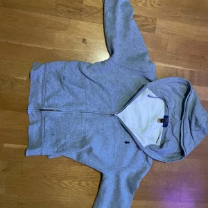 Polo ralph lauren grå hoodie  - Polo ralph lauren grå hoodie storlek 14-16/164 sitter bra i storlek mycket bra skick