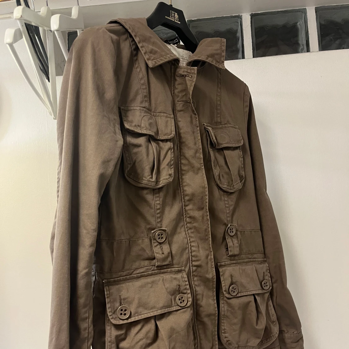 Brun jacka med huva - 1