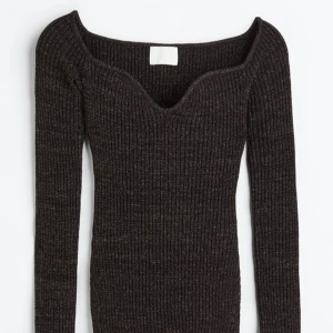 Svart glittrig offshoulder tröja från H&M - Snygg svart offshoulder tröja från H&M med glittrigt tyg. Tröjan är ribbad och har en figurnära passform. Storlek M, men liten i storleken. 