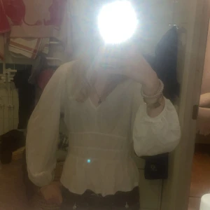 Långärmad tröja - Vit tröja från Lindex. 💕Storlek s. Ser ny åt, bara använd ca 3 gånger.. Skriv t mig privat för mått el fler bilder:)!!