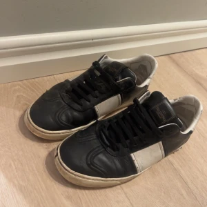 Svartvita flycrew - Väl använda flycrew, lossnade nitar och sönder vänster fot fram. Skick 6/10. Dust bag medföljer, ingen box 