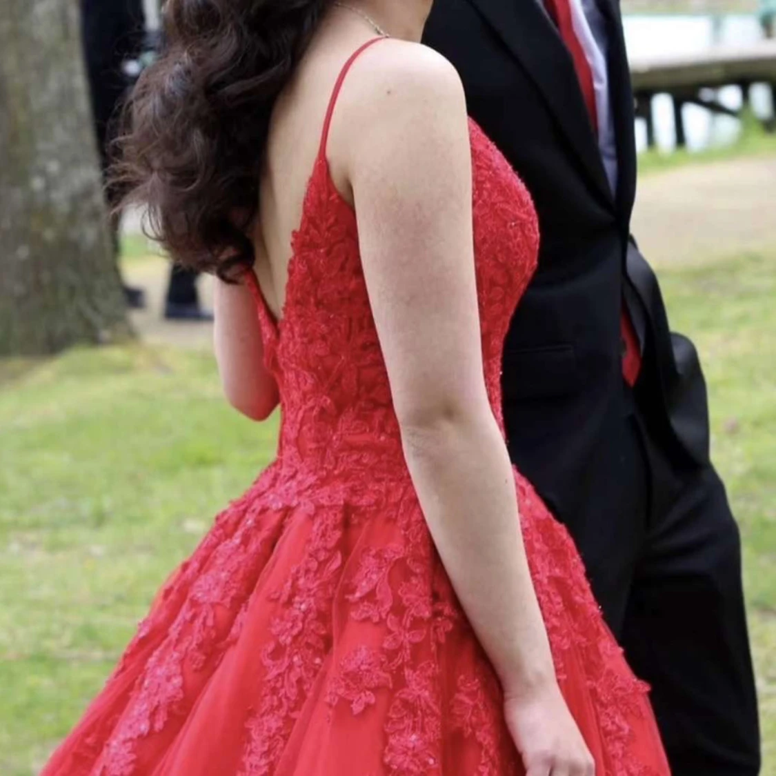 Röd balklänning med spetsdetaljer - 1