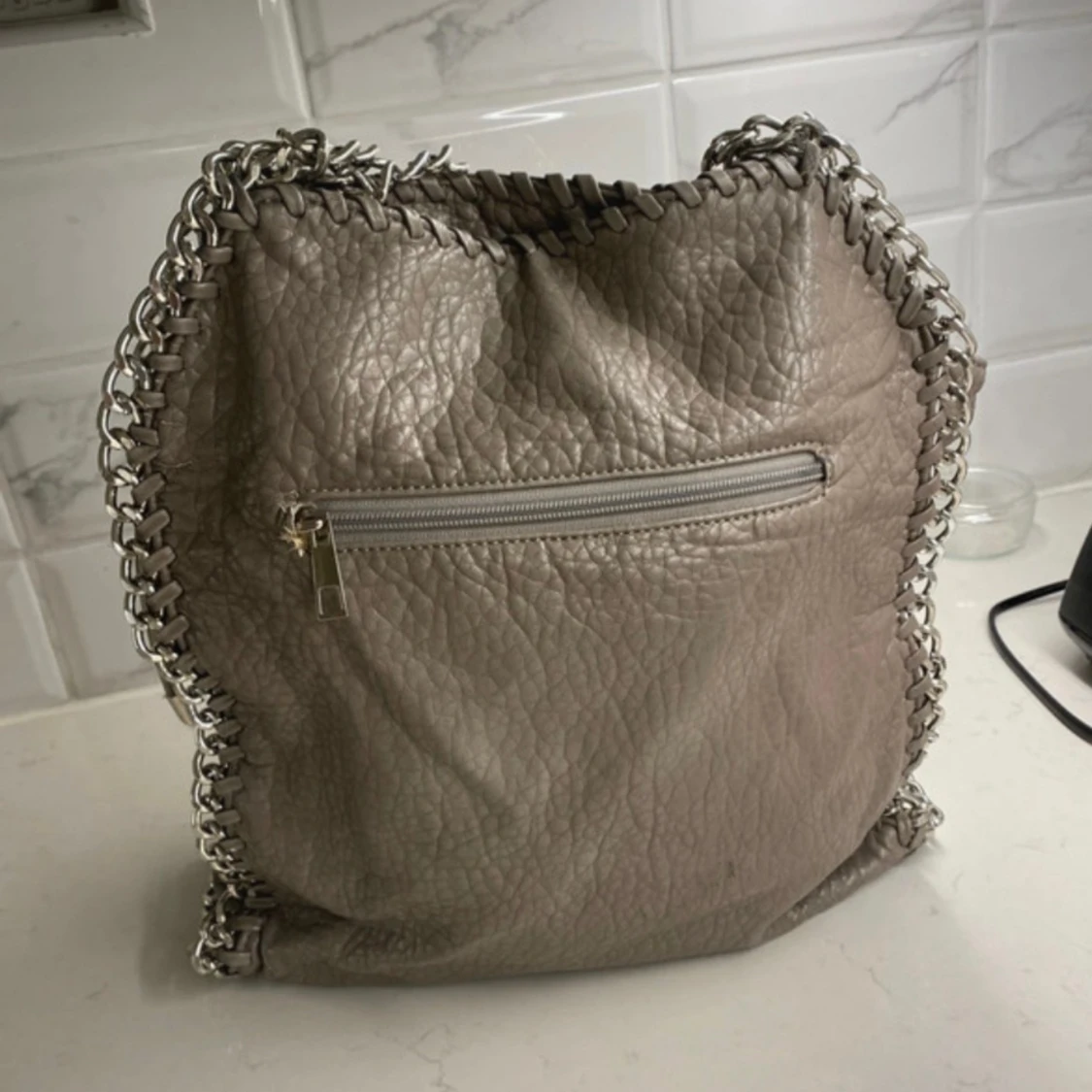 Beige axelväska med kedjedetaljer - 1