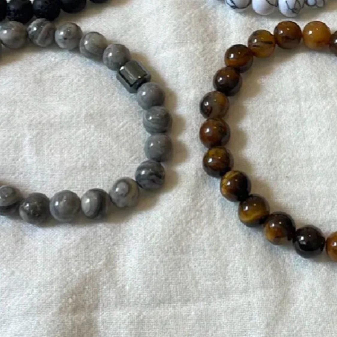 Armband med stenar i olika färger