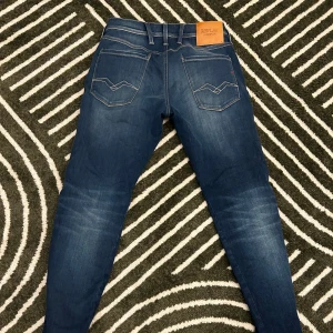 Replay jeans - Säljer ett par riktigt snygga blåa Replay jeans. De är i nyskick! Storleken är 29/30. Nypris runt 1600kr Mitt pris 899kr! Passformen är Slim fit. Tveka inte på att höra av dig👖