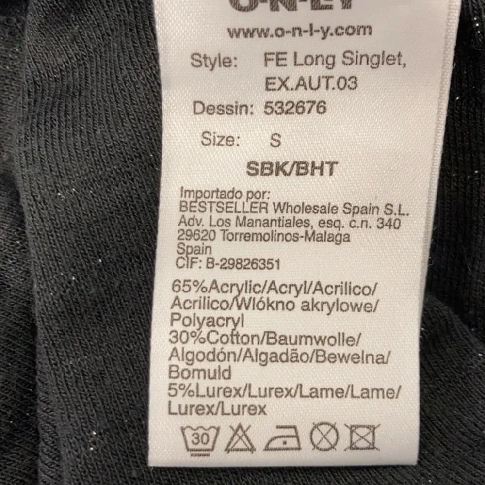 Snygg svart klänning från ONLY med glittriga ränder och halterneck-design. Klänningen har en omlott-look framtill och är perfekt för en kväll ute. Tillverkad i en mix av akryl, bomull och lurex för en bekväm passform.💗. Mekot.