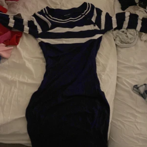  klänning från Ralph Lauren - Snygg  klänning från Ralph Lauren i marinblått och vitt. Klänningen har en figurnära passform i ett mjukt och bekvämt material. Den sätter sig på kroppen beroende hur den ser ut 💕är alltså kroppsformande 