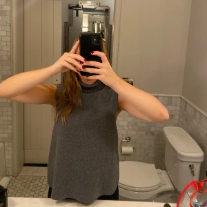 Grå polotopp Zara - Så snygg armlös polotopp från Zara❤️❤️‍🔥❤️‍🔥❤️‍🔥 endast använd en gång 