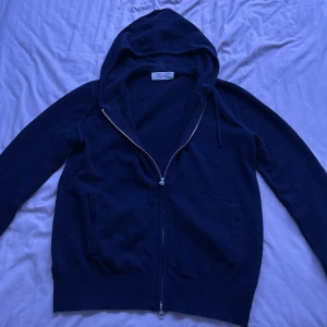 Kashmir Hoodie - Säljer en stilren mörkblå zip Hoodie i 100% Kashmir från sayless. Tröjan är knappt använd och är i jättebra skick. Storlek XS