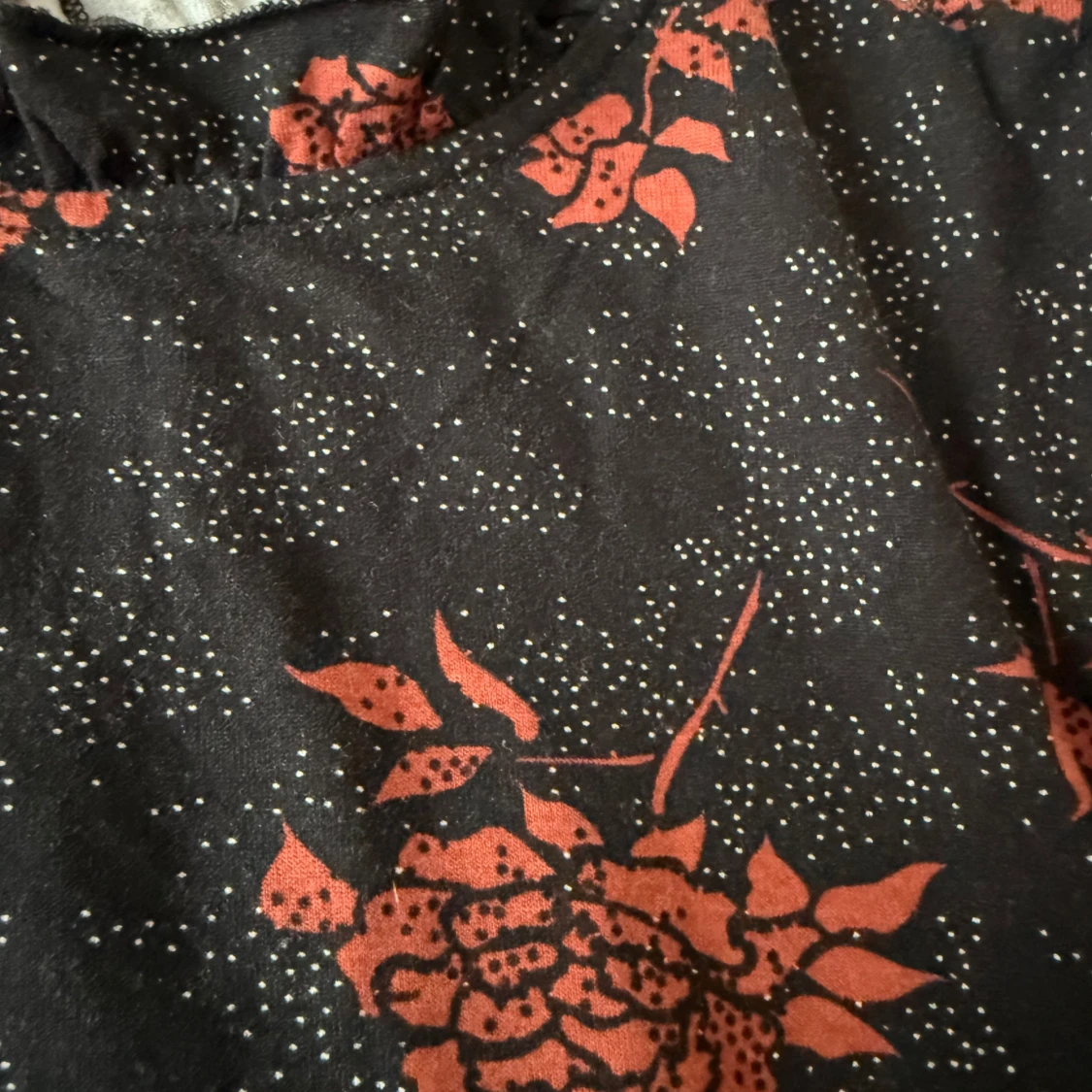 Svart blommig topp från House of Lola - 2