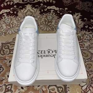 Vita sneakers från Alexander McQueen - Snygga vita sneakers från Alexander McQueen. Skorna är riktigt bekväma och passar till allt, perfekt för sommare:). Skorna är helt nya, box, dust bag och andra tillbehör finns. Priset kan diskuteras vid snabb affär.