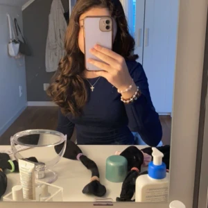 Mörkblå långärmad topp - Säljer en marinblå långärmad topp. Med slits vid ärmerna, dock en liten fläck som ej går bort vid ena ärmen. Toppen har en liten halsringning och är tillverkad i ett mjukt material.💞