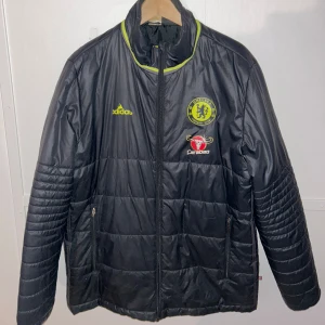 Chelsea FC Jacka - Chelsea FC jacka, mindre defekt på adidas logan där den släppt litegrann annars i bra skick 