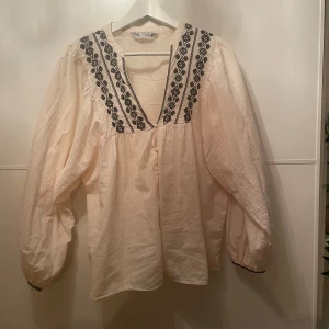 Zara blus - En beige blus från zara. Använd fåtal gånger. Lite genomskinlig.
