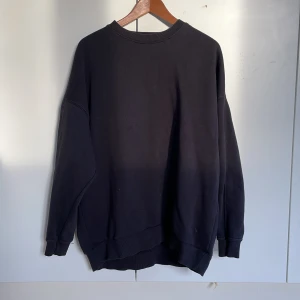 Svart oversized sweatshirt från SOC - Säljer en svart oversized sweatshirt från SOC i storlek XS/S.