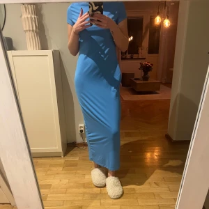 Ljusblå långklänning - Blå lång klänning, aldrig använd endast provad. Jag är 164❤️