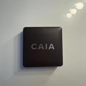 CAIA Matte Bronzer Bombay - Säljer denna fina bronzer från Caia i färgen Bombay, ger en jämn och fin solkysst look. Endast testad