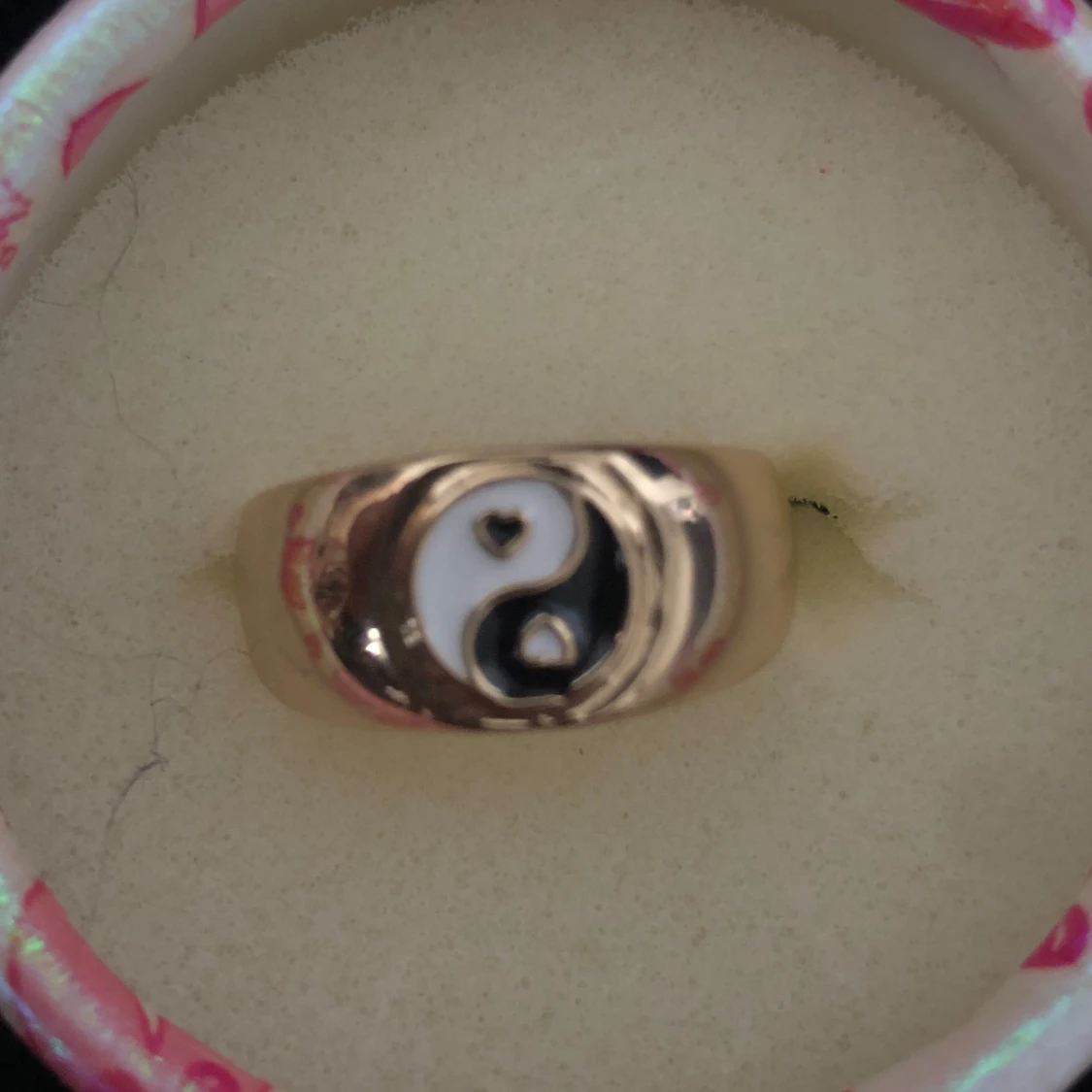 Två ringar med yin-yang-motiv - 2