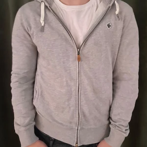 Grå Morris hoodie - Säljer en riktigt snygg grå Morris hoodie som inprinsip inte är använd! Den passar dig som har M, och den är i 9/10 skick! Bara att höra av sig vid någon fundering!🤝🏽