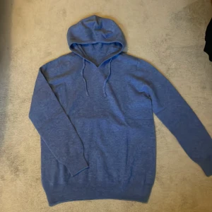 Merinoull Hoodie - En riktigt snygg unik blå Merinoull Hoodie! Storlek S. Helt ny, bara testad 1 gång! Perfekt nu till våren! Hör av dig vid intresse🌟