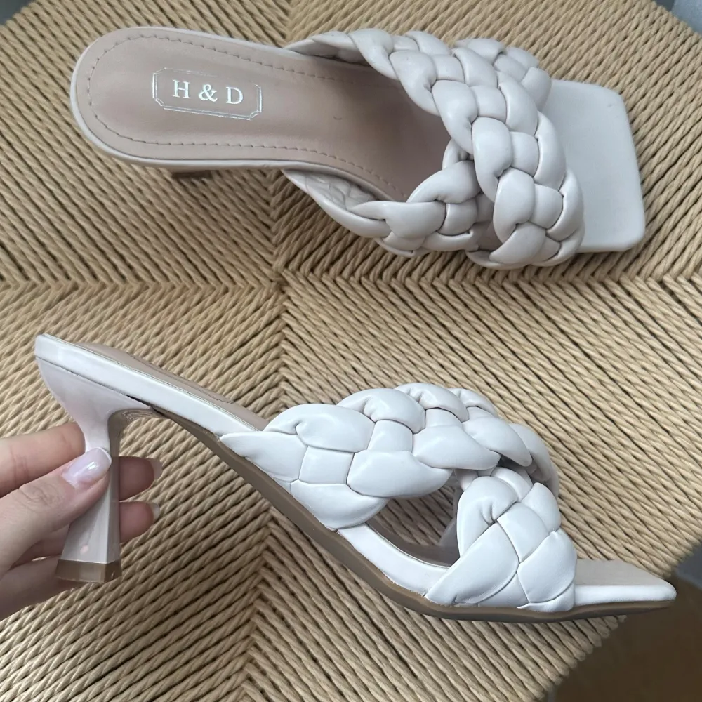Snygga, beige, Bottega Venetta inspirerade klackskor. Aldrig anvĂ€nda endast testadeđž. KengĂ€t.