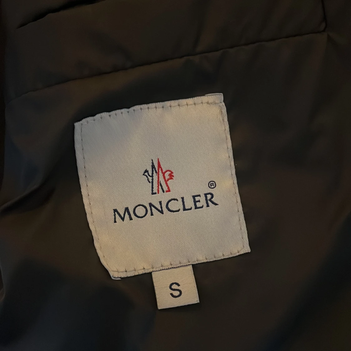 Svart dunjacka från Moncler. . - 3