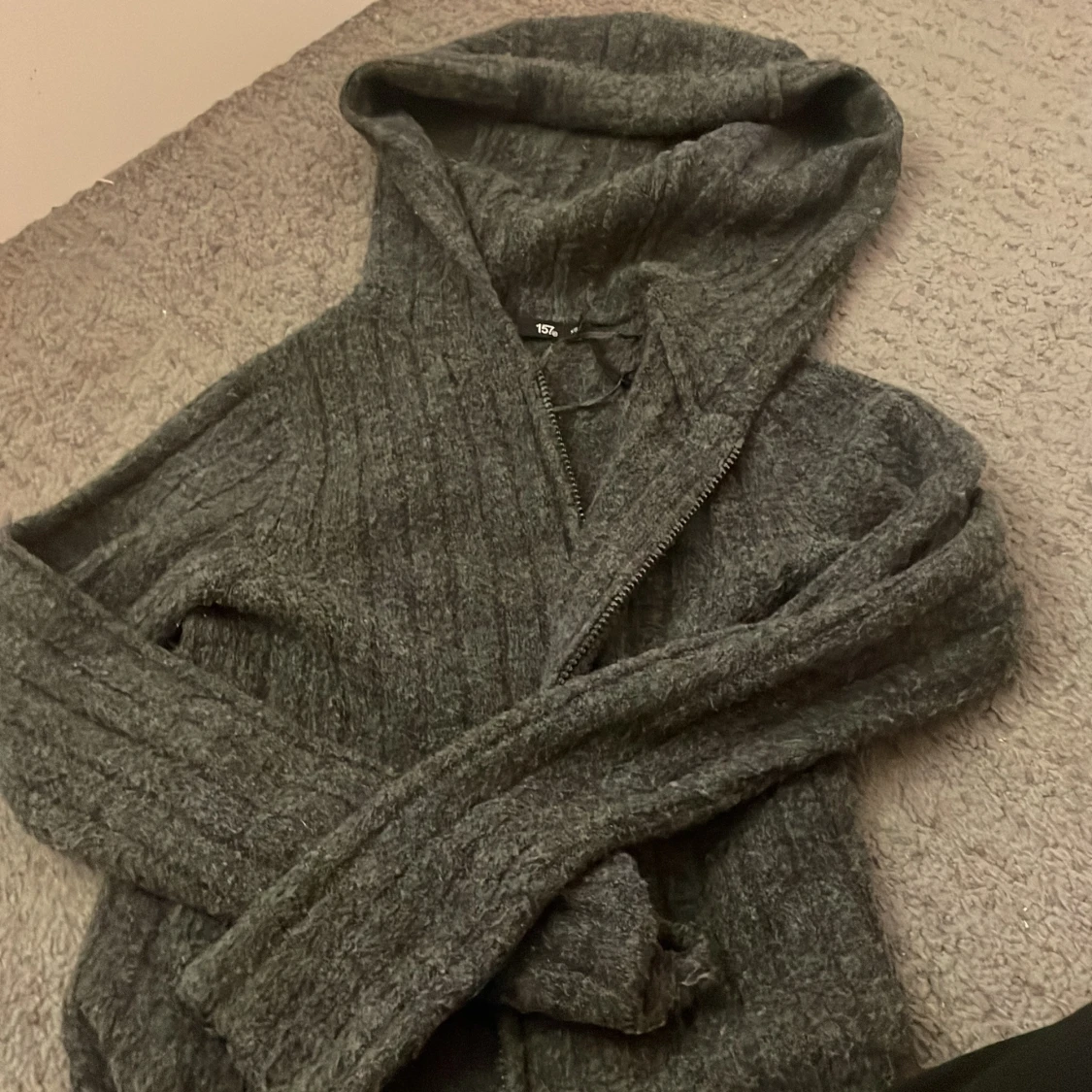 Grå ribbad hoodie - 1