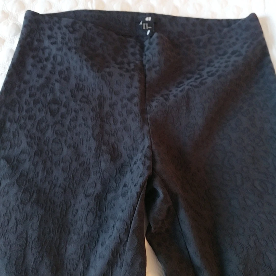 Svarta leopardmönstrade byxor från H&M - 3