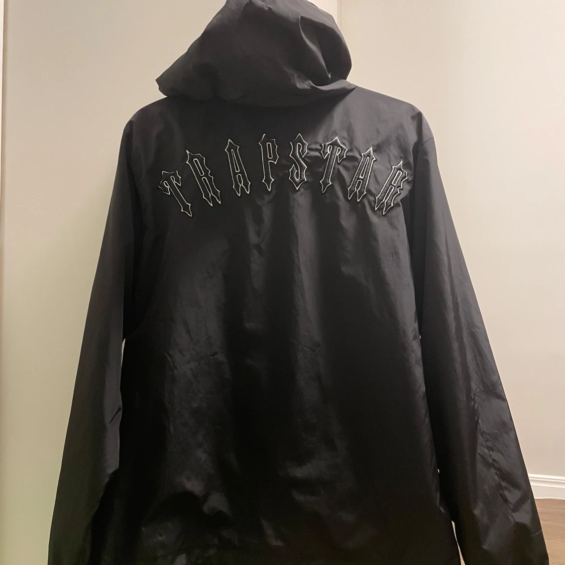Svart windbreaker från Trapstar - 1