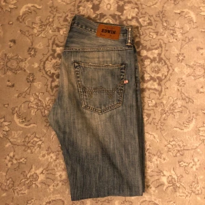 Blåa Edwin Jeans - Säljer nu dessa snygga jeans från Edwin som har en snygg/unik tvätt| Nypris på jeansen är 2099kr| Jeansen är i straight fit och är perfekta för en avlsappnaf stil, vid frågor eller funderingar är det bara att höra av sig🙌