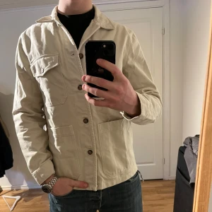 A Days March vårjacka  - Säljer denna sjukt snygga Denim jackan från A Days March⭐️ Färgen är beige och storleken är M⭐️Jackan har inga defekter och skicket är utomordentligt🙌🤝 Sjukt najs passform och material också⭐️🙌