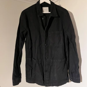 Overshirt - A Day’s March - Säljer denna sjukt snygga Overshirten från A Day’s March⭐️ Färgen är svart och storleken är M⭐️Overshirten har inga defekter och skicket är utomordentligt🙌🤝 Sjukt najs passform och material också⭐️🙌