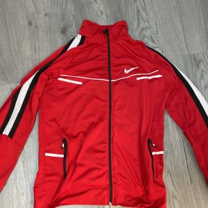 Tracksuit från Nike - En röd svart tracksuit från Nike.