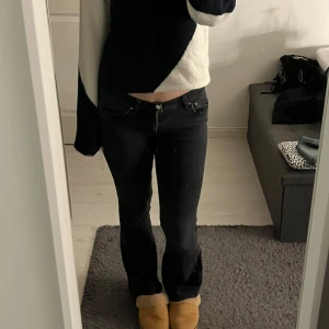 Svarta jeans - Jeans från Gina, använda knappt och inga diffekter. För små för mig därför säljer jag dom!💕