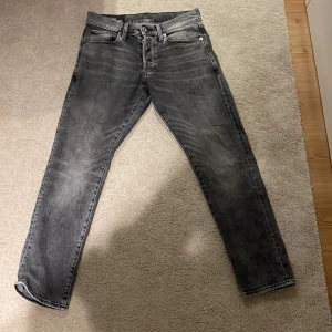 Grå jeans från G-Star RAW - Snygga grå jeans från G-Star RAW med en klassisk femficksdesign. De har en straight passform och är tillverkade i slitstarkt denim. Perfekta för en avslappnad stil.