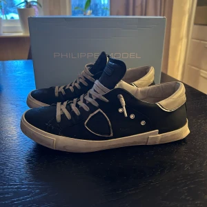 Philippe Model skor - Säljer dessa Philippe Model skor då jag ej använder dessa mer. Skorna är använda men varsamt och skicket är bra. Defekter och annat finns det inte mycket av, men skickar absolut mer bilder om så önskas. Hör av dig för fler funderingar!😁 / Nalle