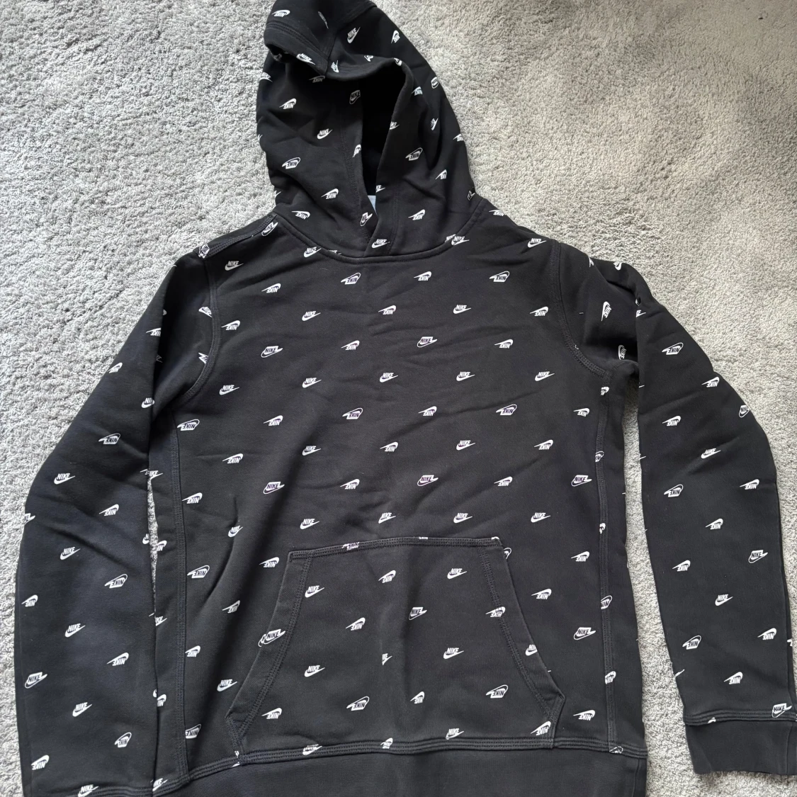 Svart Nike hoodie med mönster