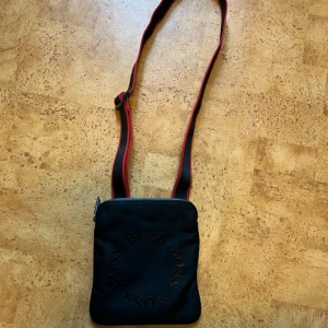 axelväska hugo boss - Använd fåtal gånger, väldigt bra skick och inga anmärkningar. 