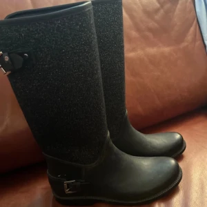 Svarta stövlar med glittrig detalj - Använd några gånger, väldigt bekväma, storlek 38/39