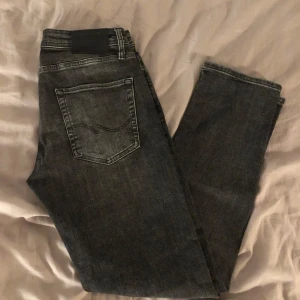 Svarta jeans från Jack & Jones - Snygga svarta jeans från Jack & Jones i modellen JJI MIKE JJ ORIGINAL. Sprillans nya, har legat i garderoben ett bra tag bara de att jag klippte bort lapparna men kvitto följer med. W29 L32