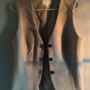 Beige väst med knappar - Snygg beige/grön väst med tre knappar framtill💞Bara använt en gång! 