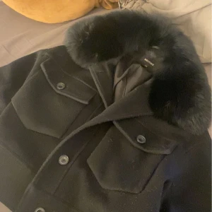 Meotine  - Snygg svart kappa från Meotine