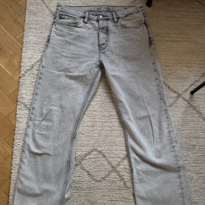 Grå jeans från Hope - Snygga grå jeans från Hope i storlek 30. Väldigt sparsamt använda. Hör av dig vid frågor!