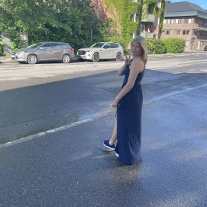 Mörkblå långklänning - Säljer nu min snygg mörkblå balklänning med oneshoulder-design. Den har en slits på vänstra sidan.  Endast använd en gång. Köpt på boohhoo. Enadast använd en gång. Skriv för fler bilder eller frågor.