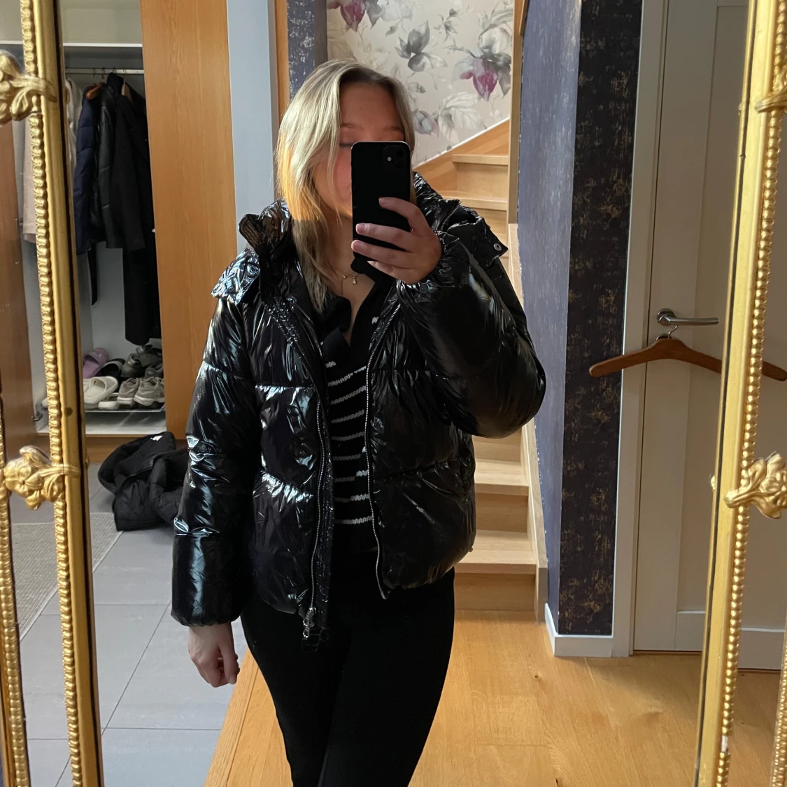 Svart glansig pufferjacka från Nelly - 1