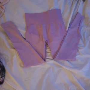 Lila leggings i polyamid - Snygga lila leggings i stretchigt material med hög midja. Perfekta för träning eller en avslappnad dag. Tillverkade av 92% polyamid och 8% elastan för en bekväm passform.