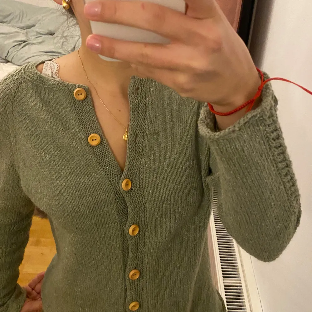 Jätte fin och söt ljus grön cardigan! Perfekt till våren och sommaren, passar till allt och är super skön. Jag har aldrig använt den, passar i både S och M!. Neuletakit & Villapaidat.