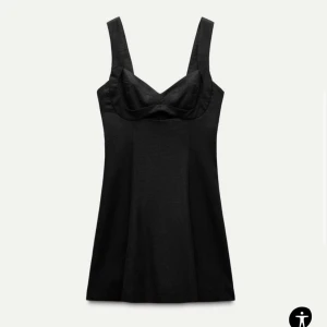 Klänning - Helt slutsåld klänning från zara. Den är i linne och har en cut out under bröstet. Endast använd 2 ggr så som i nyskick❤️