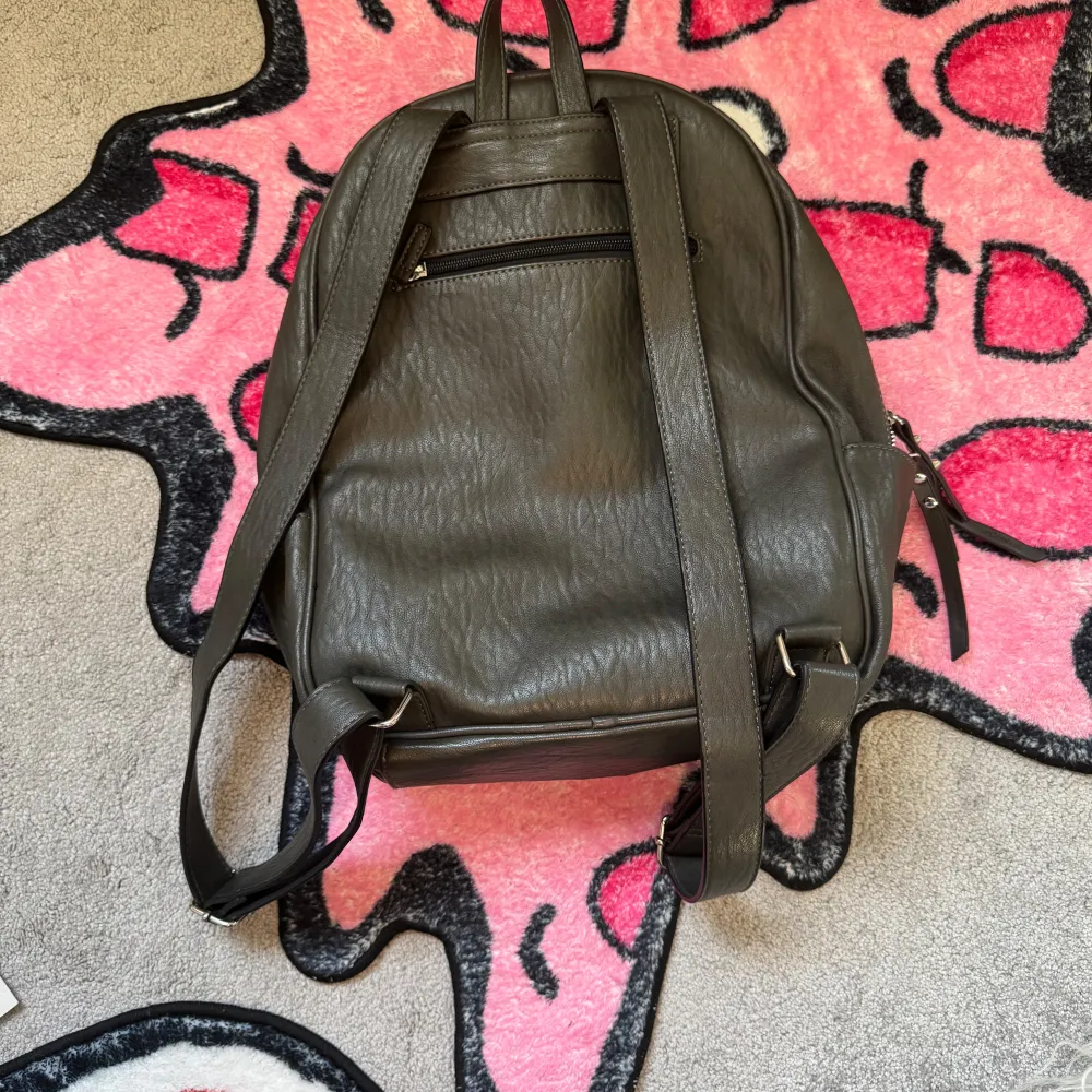 Nothing wrong with it, new price 700kr. Would say its unisex, you can use it as a man too . Laukut & Käsilaukut.
